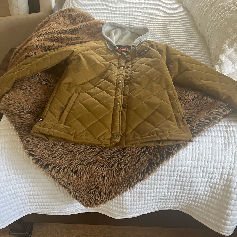 686 women's snow jacket.